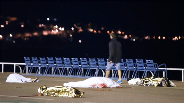 Atentado en Niza: un camión atropelló a una multitud y dejó al menos 80 muertos
