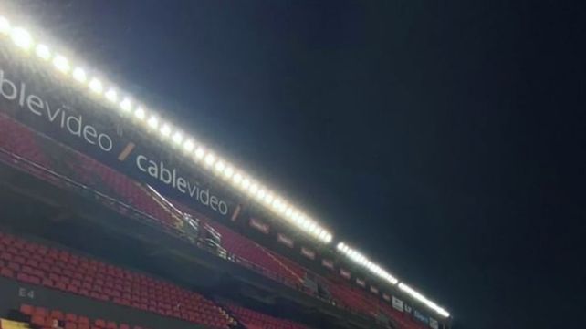 Colón rindió homenaje a Diego Maradona encendiendo las luces de su estadio.