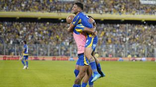 Alejo Veliz celebra con los suplentes el 1 a 0 de Central sobre Sarmiento.
