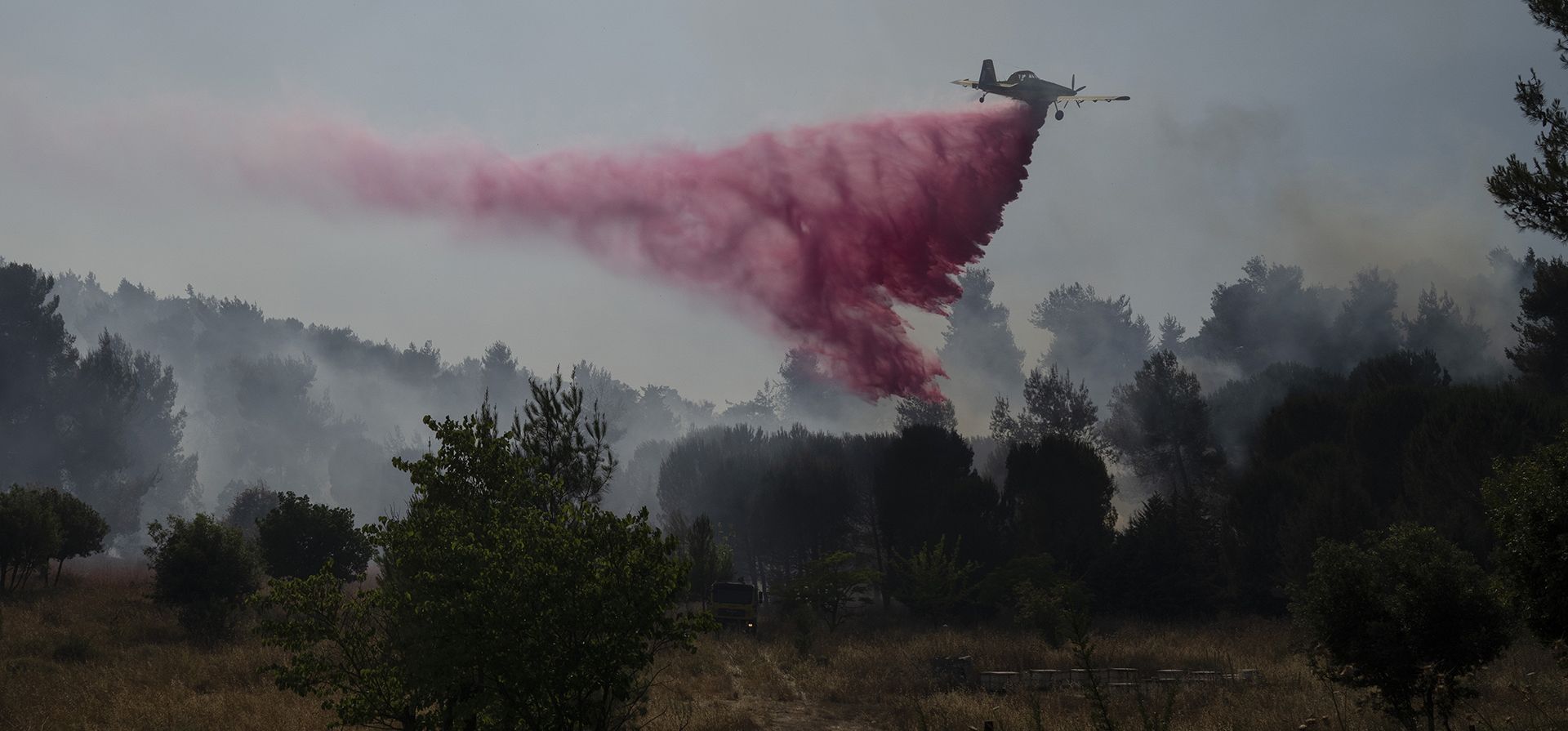 Un avión utiliza un retardante de fuego para extinguir un incendio en una zona cercana a la frontera con el Líbano, en Safed, al norte de Israel, el miércoles 12 de junio de 2024. Decenas de cohetes fueron disparados desde el Líbano hacia el norte de Israel el miércoles por la mañana, horas después de que ataques aéreos mataron a cuatro funcionarios del grupo militante Hezbollah, incluido un alto comandante militar. (Foto AP/Leo Correa) Un avión utiliza un retardante de fuego para extinguir un incendio en una zona cercana a la frontera con el Líbano, en Safed, al norte de Israel, el miércoles 12 de junio de 2024. Decenas de cohetes fueron disparados desde el Líbano hacia el norte de Israel el miércoles por la mañana, horas después de que ataques aéreos mataron a cuatro funcionarios del grupo militante Hezbollah, incluido un alto comandante militar. (Foto AP/Leo Correa)