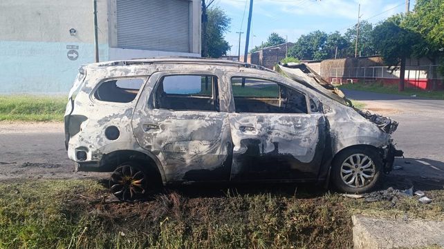 El Chevrolet quedó totalmente destruido por las llamas.&nbsp;