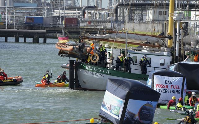 La policía antidisturbios holandesa es enviada para disolver una protesta de activistas climáticos en una refinería de Shell en Rotterdam, Países Bajos, el lunes 4 de octubre de 2021.