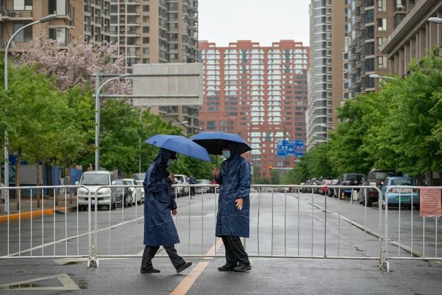 China coloca barreras de metal en las ciudades para frenar el coronavirus