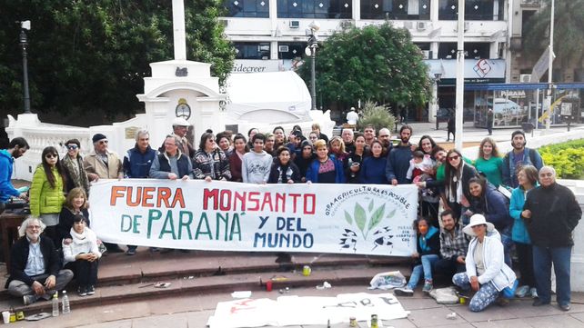 La bandera que pintaron durante la jornada de protesta. 