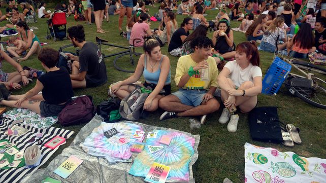 Pañuelazo por el aborto de grupos de mujeres en Rosario