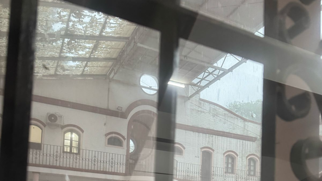 Tormenta en Rosario: el techo del patio del Colegio San Ramón quedó destruido