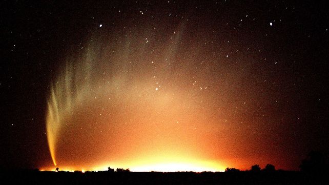 Foto capturada del cometa C/2006 P1 desde la zona rural de Acebal en enero de 2007.