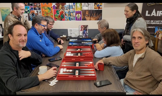 La pasión por el tablero. Una veintena de jugadores le darán vida a un nuevo torneo de backgammon en Rosario demostrando que los juegos de mesa siguen vigentes.