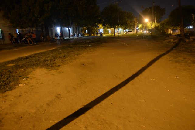 Enzo Moreno tenia 16 años. Jugaba con otros pibitos del barrio en un campito de Avellaneda Oeste cuando fue ejecutado con 16 disparos.