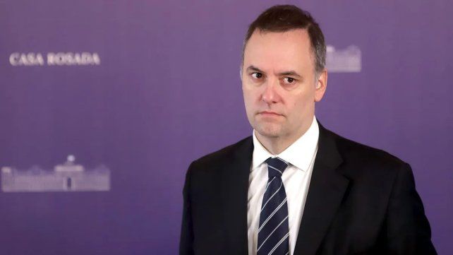 El jefe de Gabinete, Manuel Adorni, no logró despejar las dudas de la Justicia cuando hizo pública su declaración jurada de bienes. El jefe de Gabinete, Manuel Adorni, no logró despejar las dudas de la Justicia cuando hizo pública su declaración jurada de bienes.