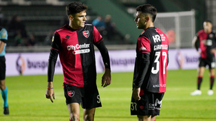 Tomás Jacob e Ian Glavinovich, en el primer partido que fueron los zagueros titulares de Newells, el 4 de julio en cancha de Banfield.&nbsp;