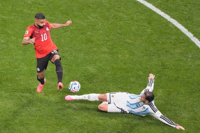 Paredes va al piso y gana el duelo ante Salah. El volante de Boca levantó una muralla en el fondo cuando el partido se moría.