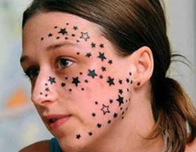 La indemnizan para borrarle los tatuajes: tiene 56 estrellas en la cara