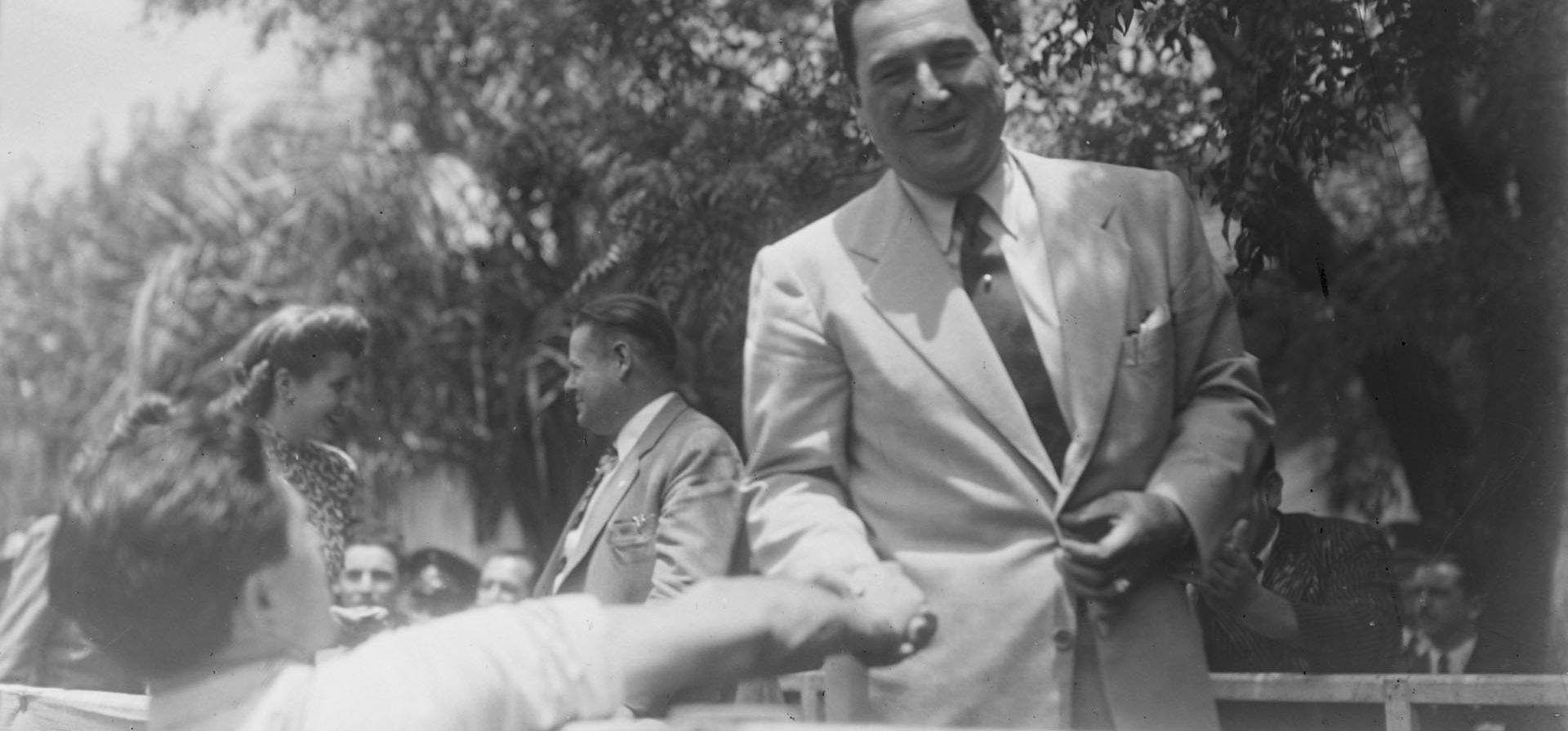 Eva y Perón saludando en el palco por la inauguración de la usina eléctrica del barrio Roque Sáenz Peña, 1947.