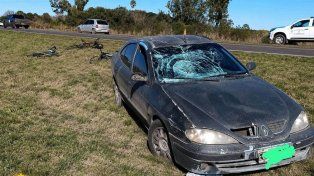 Ruta 12: un auto esquivó a otro sobre la calzada y chocó a tres ciclistas en la banquina