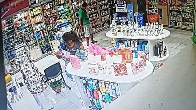 VIDEO. Mechera en acción: robó en una farmacia protectores solares y hasta un secador de pelos