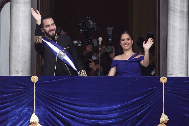Bukele y la primera dama Gabriela Roberta Rodríguez saludan desde el balcón del Palacio Nacional tras la jura.