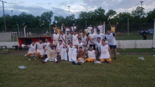 El festejo de los jugadores de Pablo VI en Alvarez.