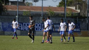 Dura derrota de local. El salaíto perdió ante Muñíz por 2 a 1 y los jugadores no lo pueden creer.&nbsp; 