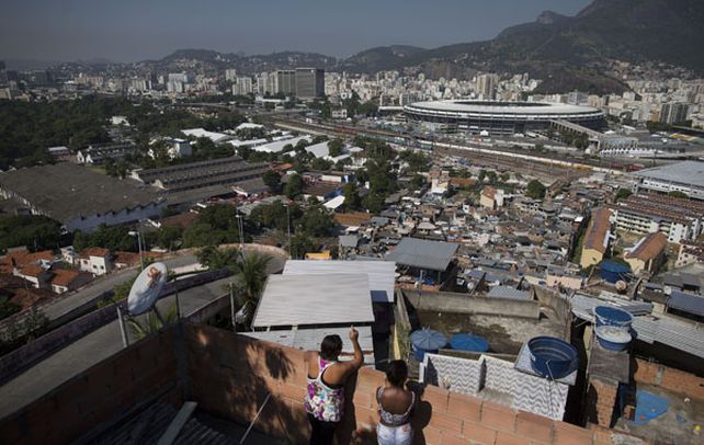 Vista privilegiada. El Maracaná se delinea entre las favelas cariocas