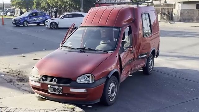 El utilitario Kangoo volcó tras ser embestido por el Mercedes Benz A200 que había sido robado minutos antes. 