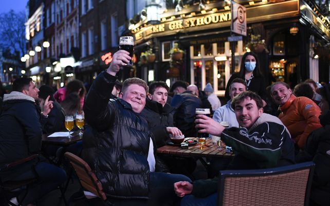 Tras meses de encierro los ingleses retoman las actividades restringidas