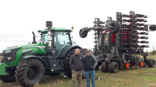 Sembradora con tractor de regalo: Indecar hizo efectiva su oferta más llamativa del año