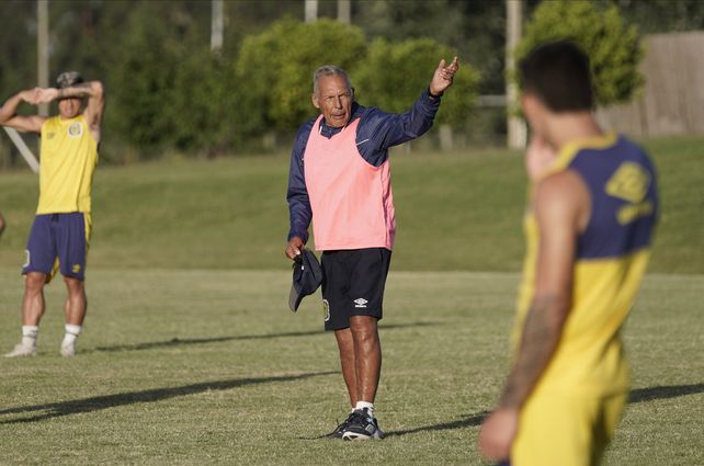 Russo brindó muchas indicaciones en el último ensayo de Central antes del debut ante Liverpool.