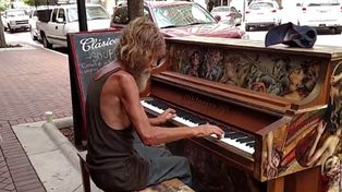 Un indigente tocando el piano logró 4 millones de visitas en la web