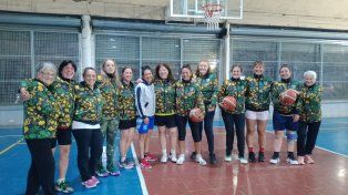 Las jugadoras de Suricatas preparadas para el torneo de Maxibásquet.