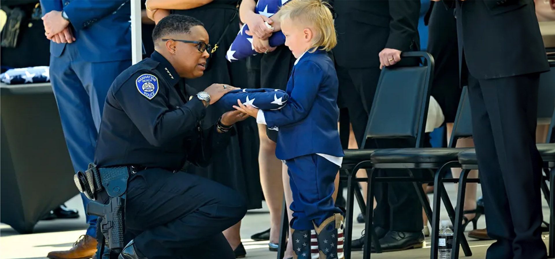 La jefa de policía de Manhattan Beach, Rachel Johnson, entrega una bandera a uno de los hijos del oficial de motocicletas Chad Swanson durante su funeral en la iglesia SeaCoast Grace en California. Swanson murió en un accidente de varios vehículos a principios de este mes. Fotografía: Jeff Gritchen/AP La jefa de policía de Manhattan Beach, Rachel Johnson, entrega una bandera a uno de los hijos del oficial de motocicletas Chad Swanson durante su funeral en la iglesia SeaCoast Grace en California. Swanson murió en un accidente de varios vehículos a principios de este mes. Fotografía: Jeff Gritchen/AP