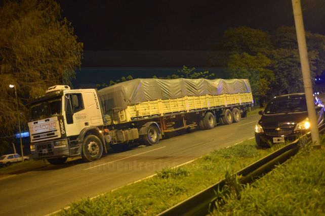 Chocó con su auto de alta gama y le arrancó el techo