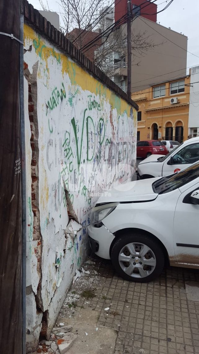 Fuerte choque de camionetas contra el frente de una casa en el centro santafesino