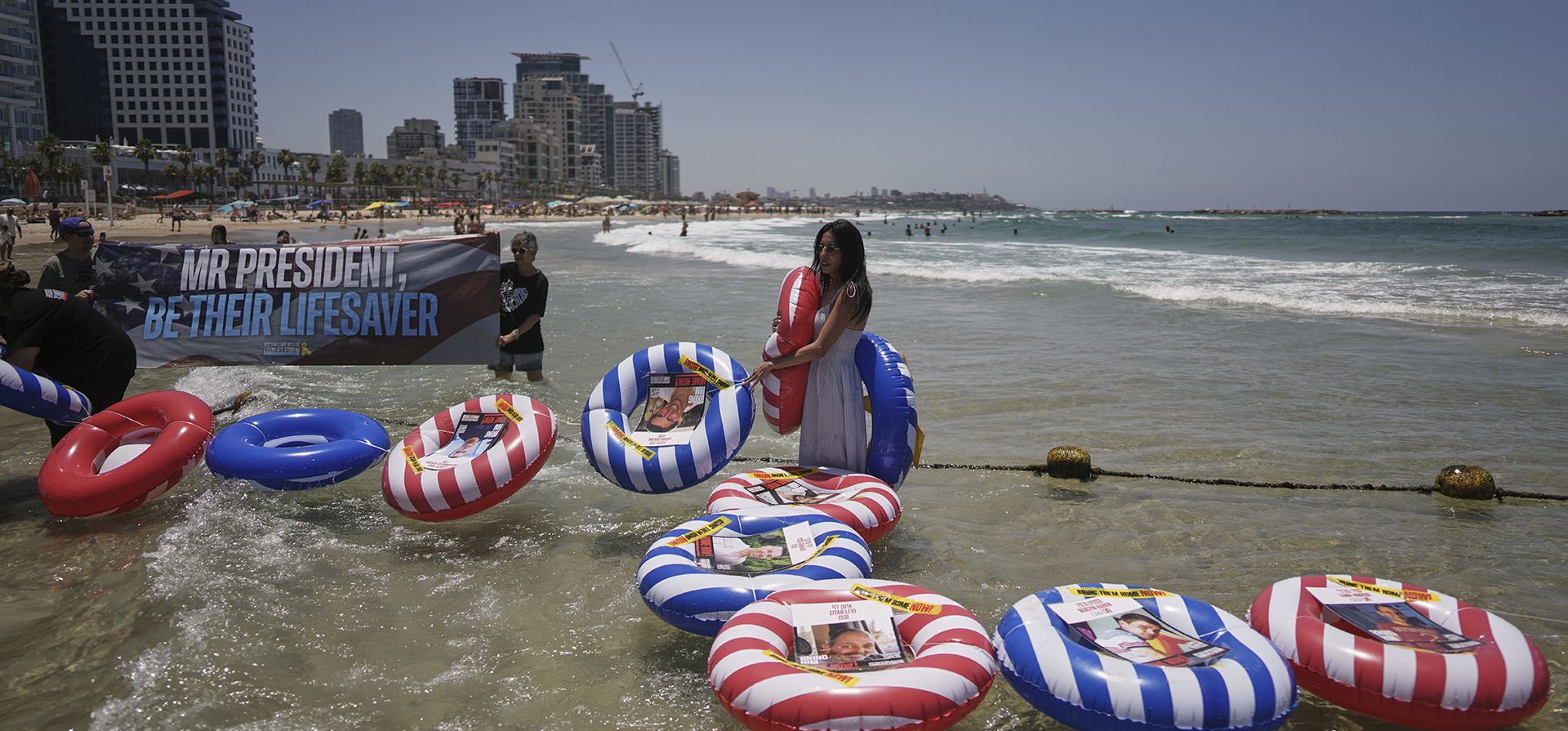 Familiares y simpatizantes participan en una manifestación para exigir su liberación y un alto el fuego que ponga fin a la guerra en la Franja de Gaza, en la playa de Tel Aviv, Israel, el viernes 4 de julio de 2025, sosteniendo flotadores con fotos de israelíes secuestrados por Hamás. (Foto AP/Oded Balilty) Familiares y simpatizantes participan en una manifestación para exigir su liberación y un alto el fuego que ponga fin a la guerra en la Franja de Gaza, en la playa de Tel Aviv, Israel, el viernes 4 de julio de 2025, sosteniendo flotadores con fotos de israelíes secuestrados por Hamás. (Foto AP/Oded Balilty)