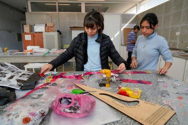 Estudiantes secundarios reciclan plástico para crear objetos de diseño