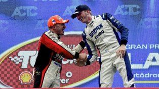 Mariano Werner saluda a Andrés Jakos, quien llegó a la victoria en las TC Pick Up.