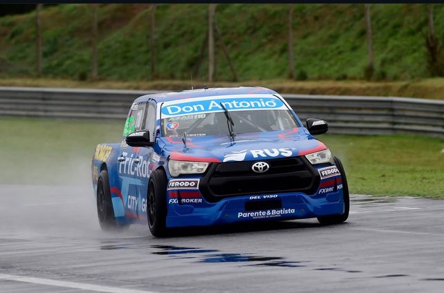 Diego Azar y la nueva Hilux.