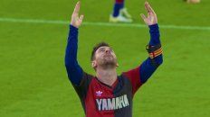 Messi lució una casaca similar a la que usó Maradona en su paso por Newells en 1993. Messi lució una casaca similar a la que usó Maradona en su paso por Newells en 1993.