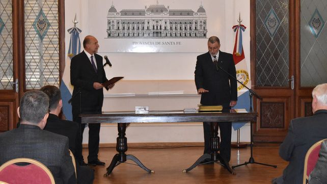 El gobernador Omar Perotti le toma juramento a Rubén Rimoldi como ministro de Seguridad.&nbsp;