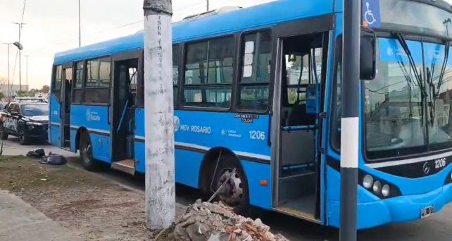 El colectivo estaba estacionado en bulevar Seguí y Felipe Moré.