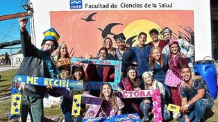 Tradición. La foto con el cartel de Me Recibí y Doctora o Doctor cosechó miles de me gusta en las redes. Se graduaron 16 nuevos médicos y médicas en Entre Ríos