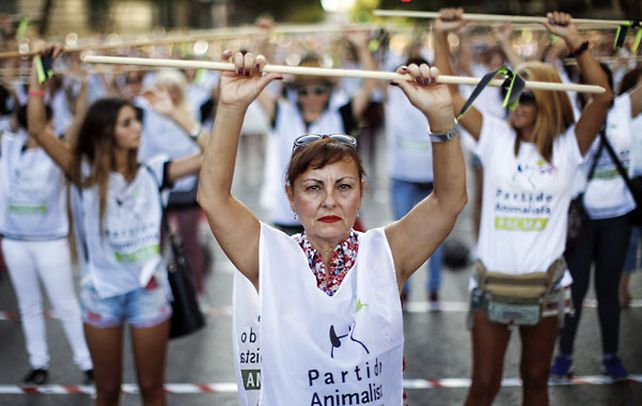 Costumbre. Cientos de manifestantes marcharon ayer contra el festejo.