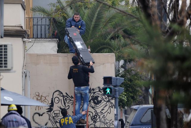 Todo acabó. La policía ingresando a la vivienda para las pericias.
