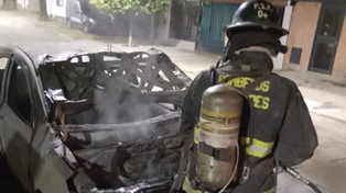 Daños totales en un automóvil que fue incendiado en la zona sur
