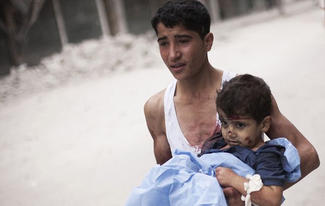 Un joven llega al hospital Dar al Shifa de Aleppo con un niño herido durante un bombardeo. Los civiles son la mayoría de las víctimas