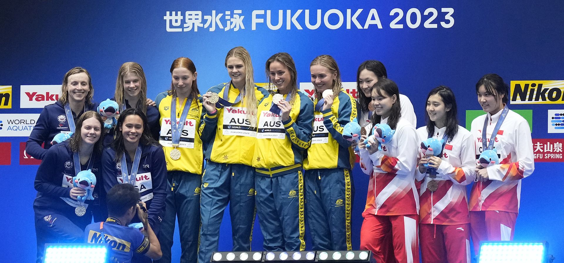 Los medallistas del equipo de EE. UU., plata, el equipo de Australia, oro y el equipo de China, bronce, celebran en el podio durante la ceremonia de entrega de medallas para el relevo de estilo libre de 4x200 m femenino en el Campeonato Mundial de Natación en Fukuoka, Japón, el jueves 7 de julio. 27 de enero de 2023. (Foto AP/Lee Jin-man) Los medallistas del equipo de EE. UU., plata, el equipo de Australia, oro y el equipo de China, bronce, celebran en el podio durante la ceremonia de entrega de medallas para el relevo de estilo libre de 4x200 m femenino en el Campeonato Mundial de Natación en Fukuoka, Japón, el jueves 7 de julio. 27 de enero de 2023. (Foto AP/Lee Jin-man)