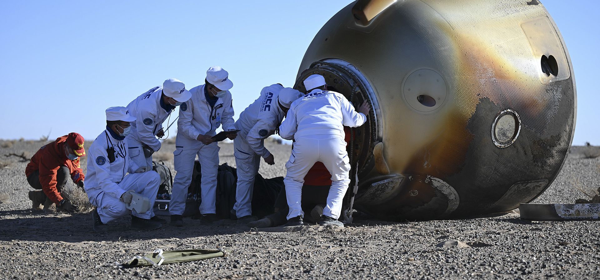 Personal técnico abre la cápsula de la nave espacial tripulada Shenzhou-17 después de que aterrizó con éxito en el sitio de aterrizaje de Dongfeng en la Región Autónoma de Mongolia Interior, en el norte de China, el martes 30 de abril de 2024. La nave espacial Shenzhou-17 de China Regresó a la Tierra el martes, llevando a tres astronautas que completaron una misión de seis meses a bordo de la estación espacial en órbita del país. (Lian Zhen/Xinhua vía AP) Personal técnico abre la cápsula de la nave espacial tripulada Shenzhou-17 después de que aterrizó con éxito en el sitio de aterrizaje de Dongfeng en la Región Autónoma de Mongolia Interior, en el norte de China, el martes 30 de abril de 2024. La nave espacial Shenzhou-17 de China Regresó a la Tierra el martes, llevando a tres astronautas que completaron una misión de seis meses a bordo de la estación espacial en órbita del país. (Lian Zhen/Xinhua vía AP)