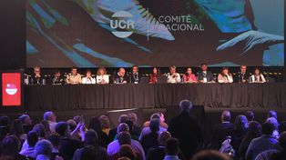 La mesa de la convención nacional de la Unión Cívica Radical, reunida en Parque Norte.