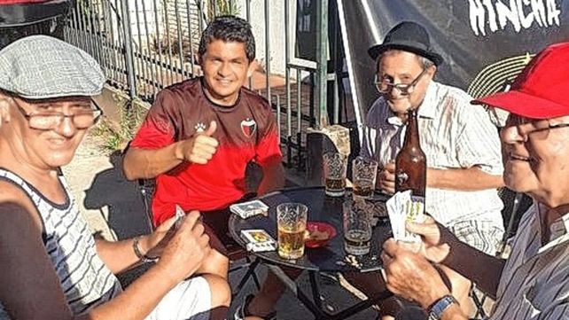 l Pulga Rodríguez compartió un partido de truco con los vecionos de barrio El Pozo. l Pulga Rodríguez compartió un partido de truco con los vecionos de barrio El Pozo.
