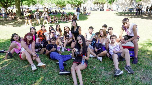 Álbum de fotos del banderazo de cuarto año: celebrar que una etapa casi termina